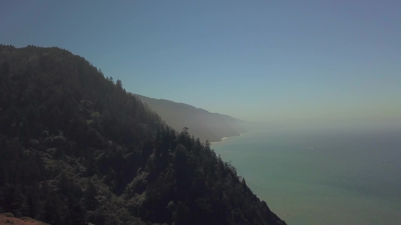 航拍田园诗山的海对天空，无人机飞行在美丽的海岸线上向前-北加州，加利福尼亚州视频素材