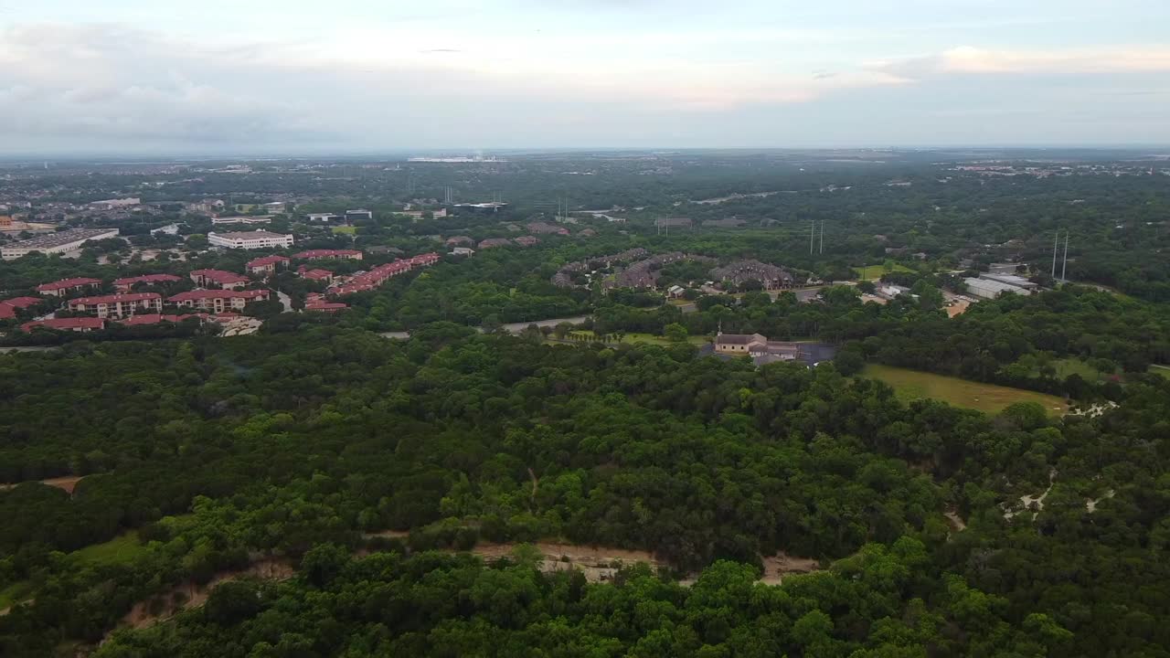 在多云的天空下，住宅建筑的航拍，无人机飞向城市中的结构-奥斯汀，德克萨斯州视频素材