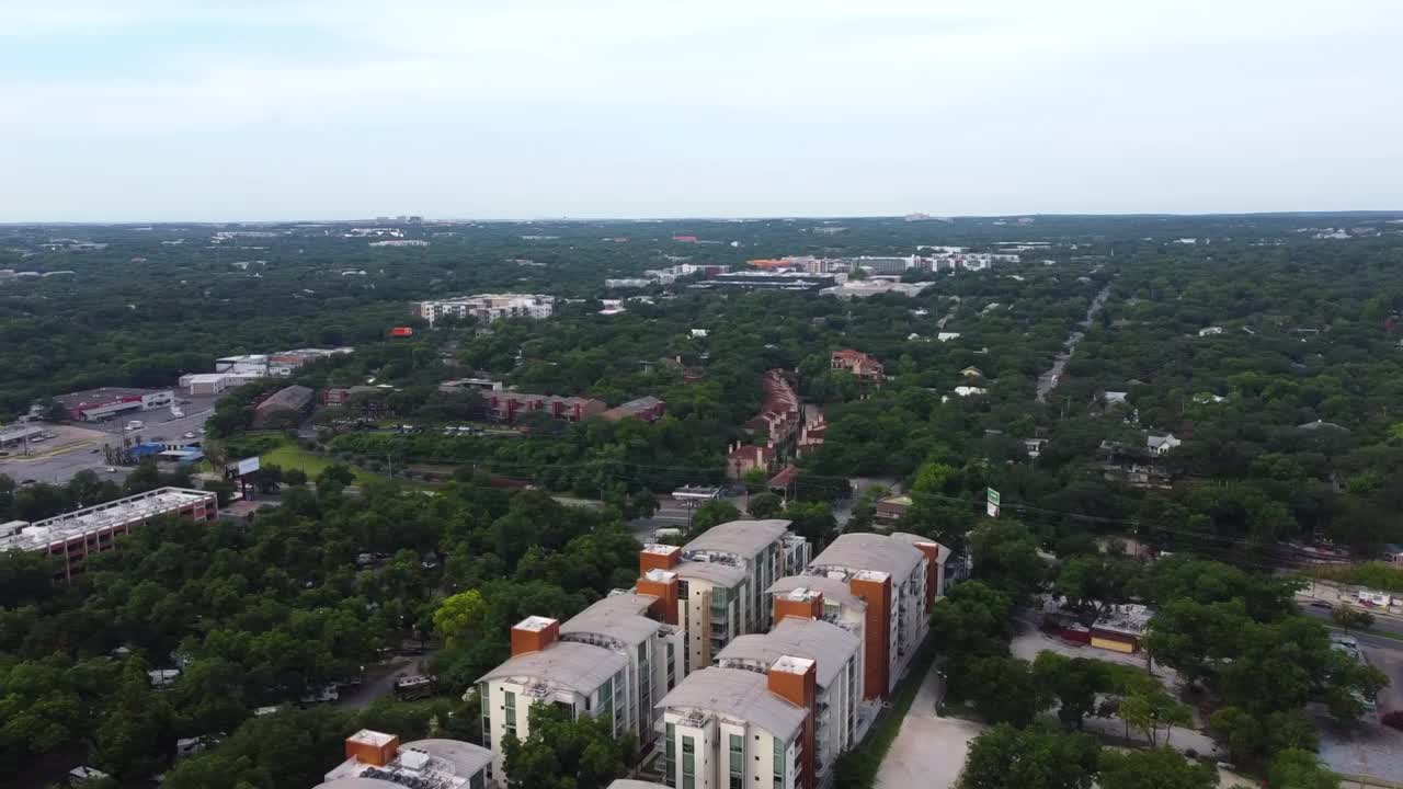 空中摇摄的居民区在城市的多云天空，无人机飞越结构-奥斯汀，德克萨斯视频素材