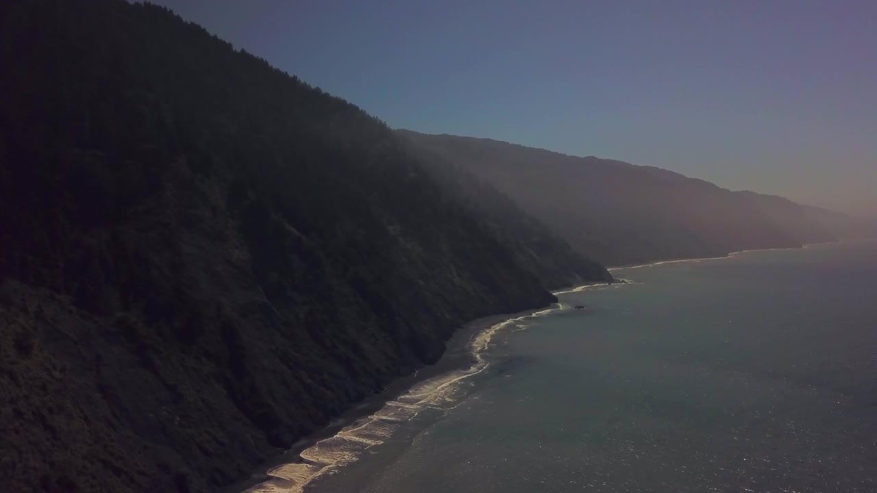 空中摇摄田园诗山的海上对天空，无人机飞越美丽的海岸线-北加州，加利福尼亚州视频素材