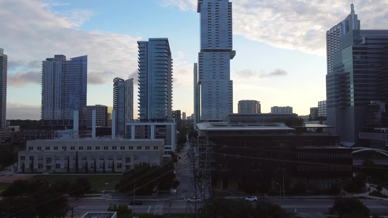 在现代建筑中道路上的车辆的航拍，无人机在城市上空向后上升-奥斯汀，德克萨斯州视频素材