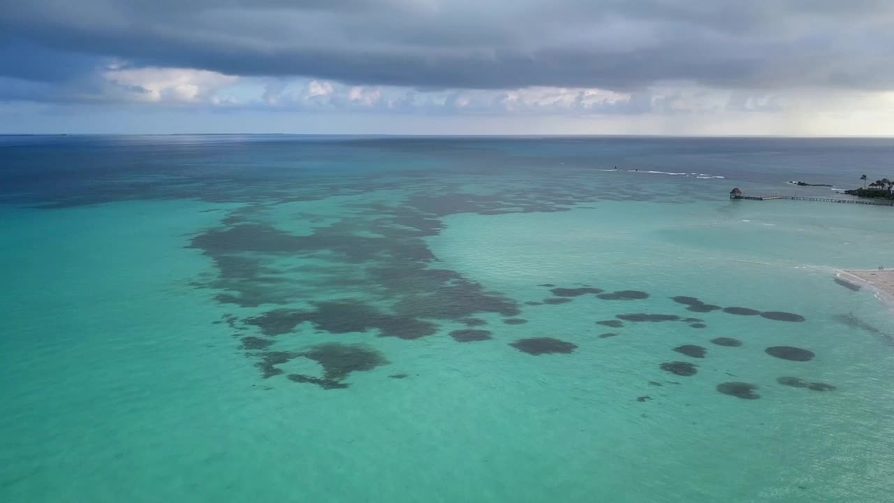 空中摇摄岛的著名海滩的美丽照片，无人机飞越绿松石海- Isla Mujeres，墨西哥视频素材