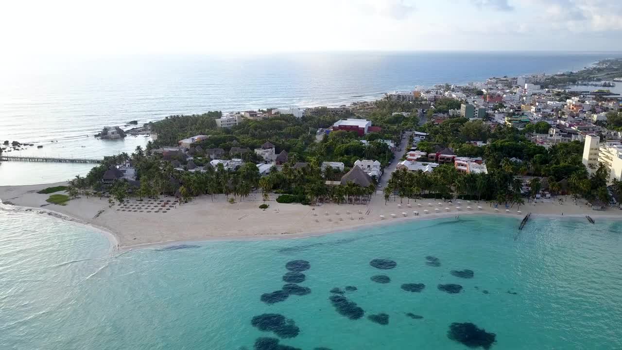 在著名的岛屿景观上的空中结构，无人机在海上上升- Isla Mujeres，墨西哥视频素材