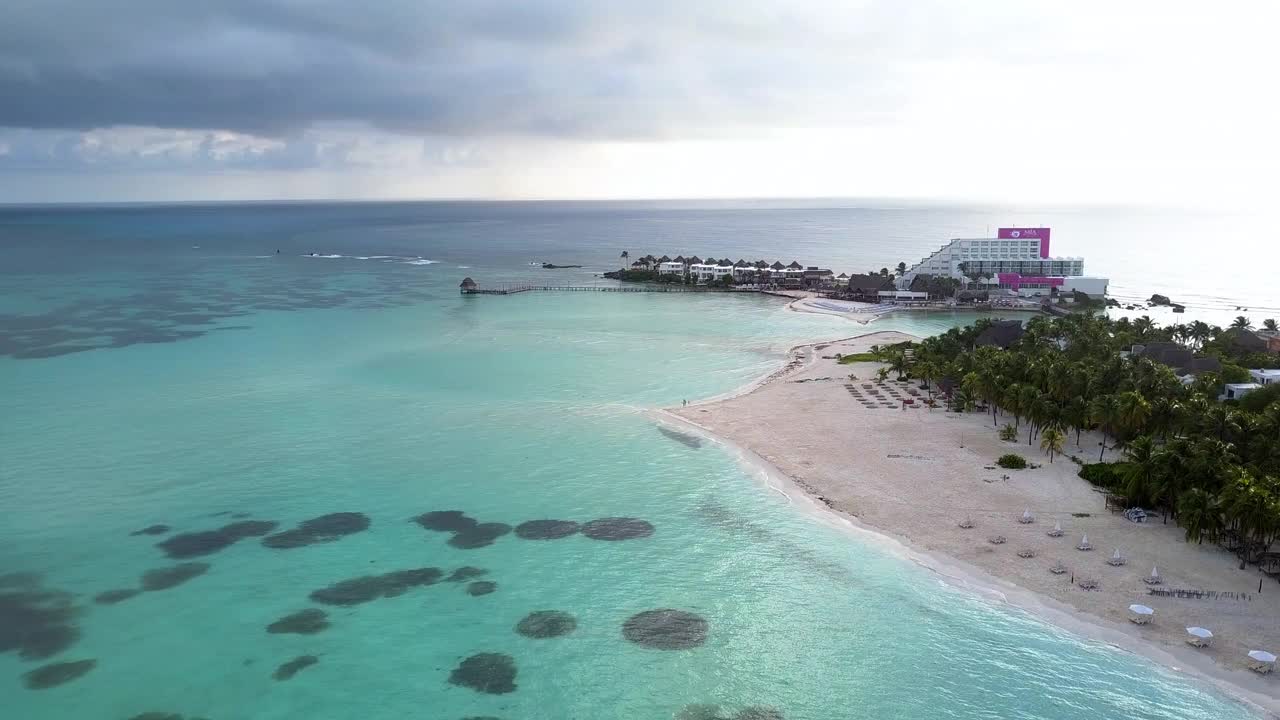 空中平移美丽的照片结构在岛上，无人机飞越海岸线- Isla Mujeres，墨西哥视频素材