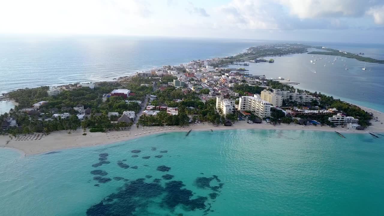 空中风景拍摄的结构在树中，无人机向后飞行的海洋- Isla Mujeres，墨西哥视频素材