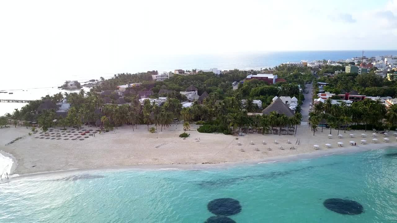 空中风景拍摄的结构在岛屿景观，无人机上升在绿松石海洋- Isla Mujeres，墨西哥视频素材