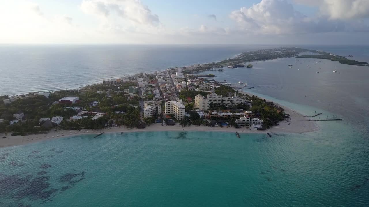 著名岛屿上结构的空中美景，无人机飞越绿松石海洋——墨西哥的Isla Mujeres视频素材