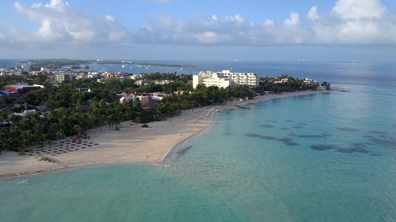 空中的人探索著名的岛屿海滩，无人机降落在海岸线上- Isla Mujeres，墨西哥视频素材