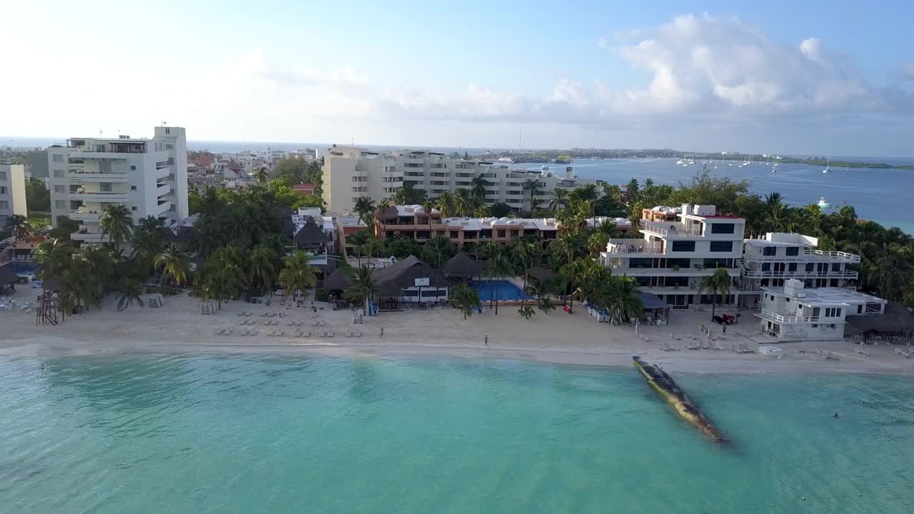 空中的人在度假期间探索岛屿海滩，无人机在海上降落- Isla Mujeres，墨西哥视频素材