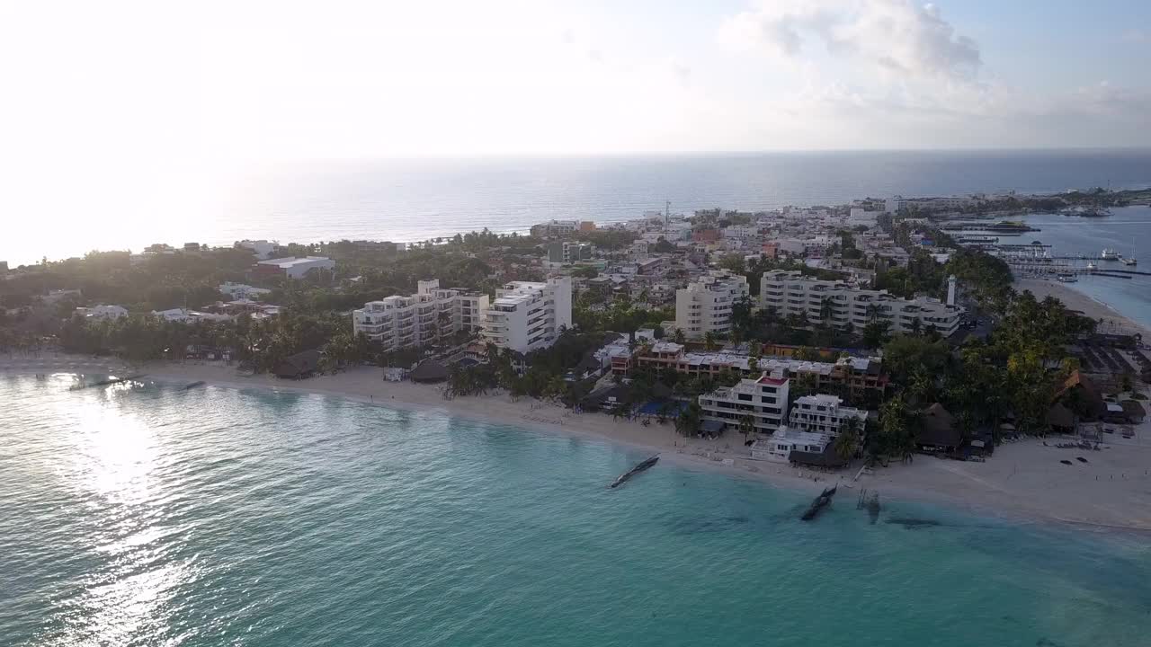 在著名岛屿上的建筑物的空中风景照片，无人机飞越绿松石海- Isla Mujeres，墨西哥视频素材