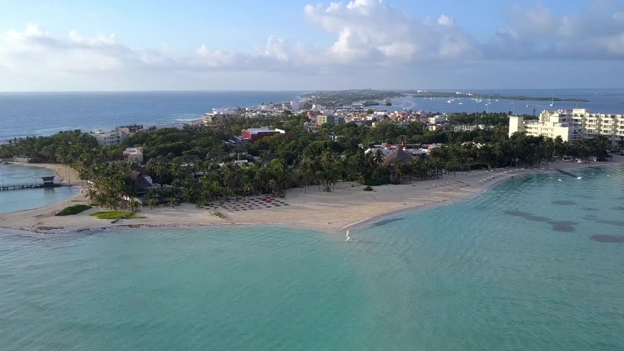 无人机飞越绿松石海洋的著名岛屿——墨西哥的Isla Mujeres视频素材