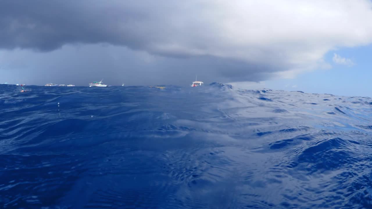 在水下游泳的船只在海上移动的美丽镜头- Isla Mujeres，墨西哥视频素材