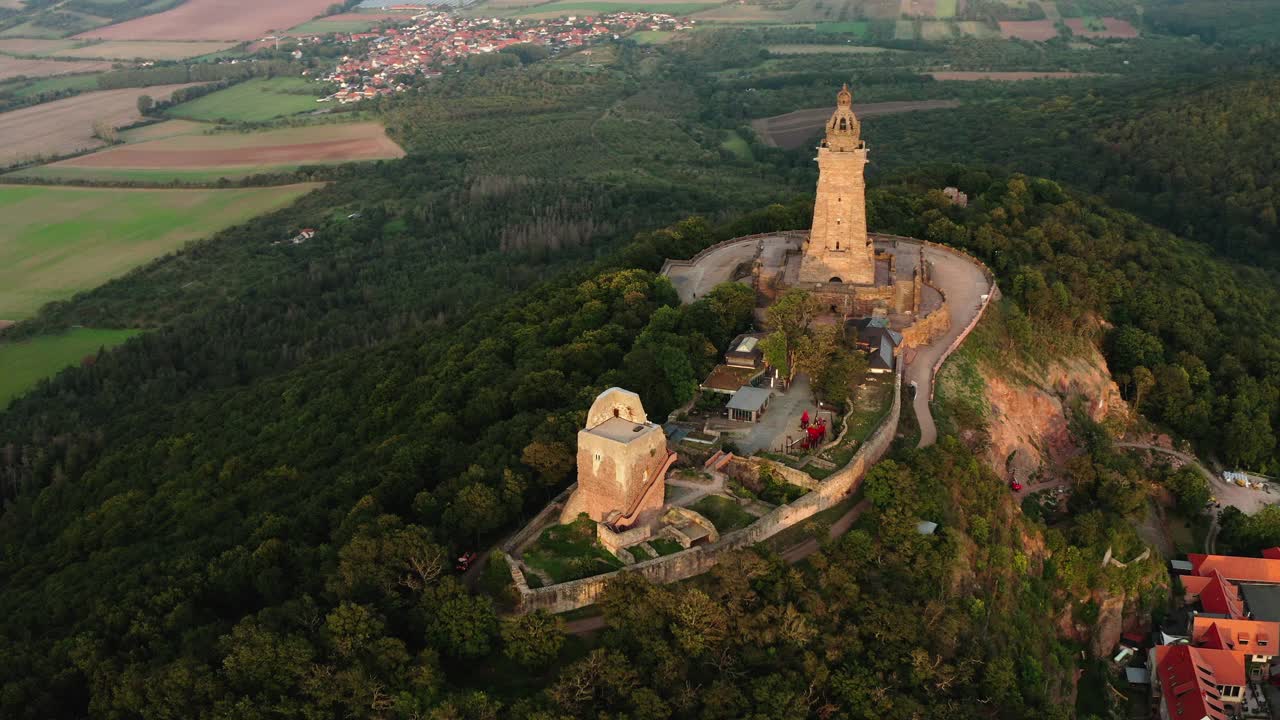 空中拍摄的风景Kyffhauserdenkmal麻省Kaiser Barbarossa山顶-图林根州，德国视频素材