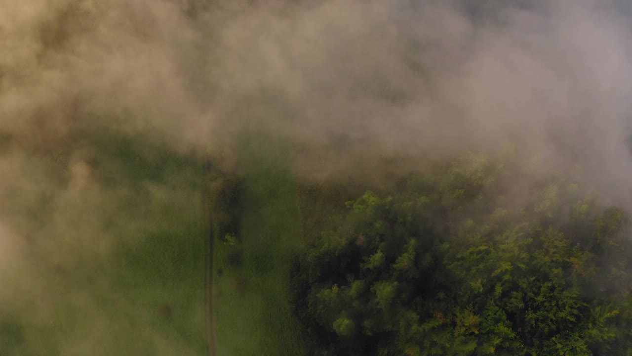 空中顶向后美丽的拍摄白云山-图林根州，德国视频素材