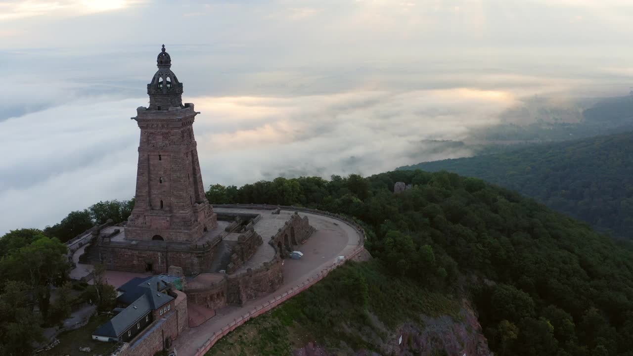 空中拍摄的中世纪纪念碑在山顶多云的天空-图林根州，德国视频素材