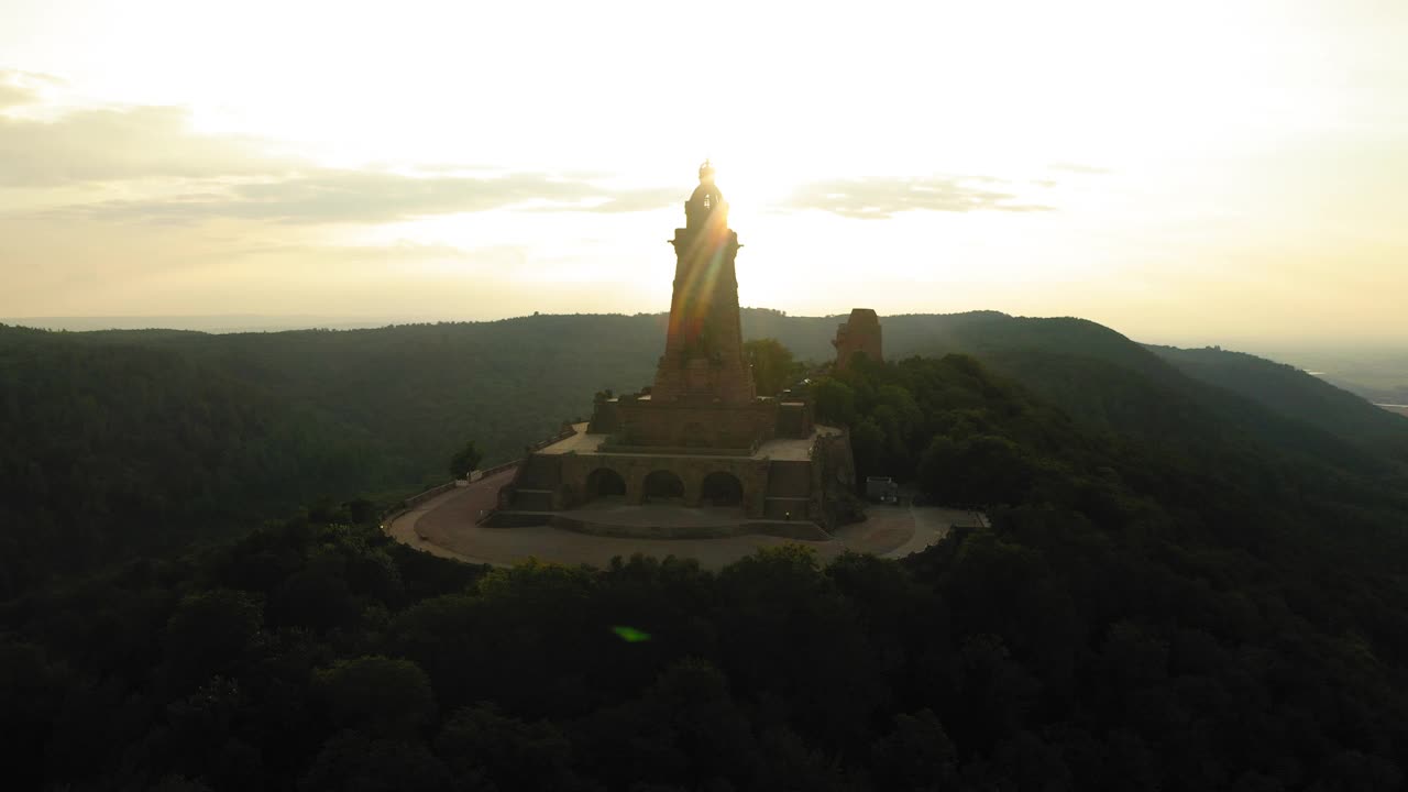 空中拍摄著名中世纪纪念碑在山顶日落-图林根，德国视频素材