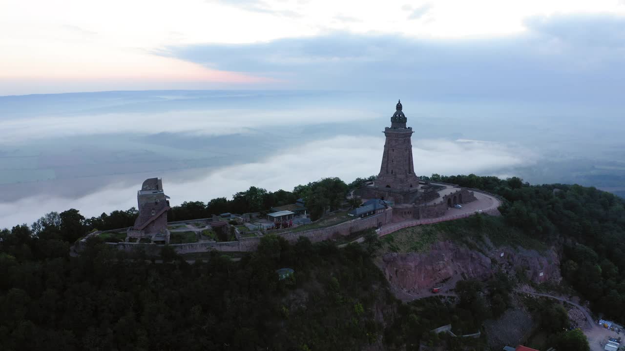 空中拍摄山顶著名纪念碑的美丽镜头，无人机飞过树木-图林根州，德国视频素材