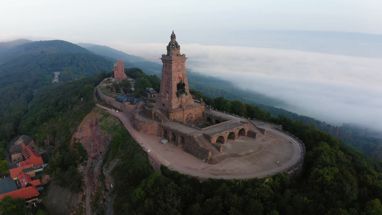 空中拍摄的芭芭罗萨纪念碑山顶的美丽镜头-图林根州，德国视频素材