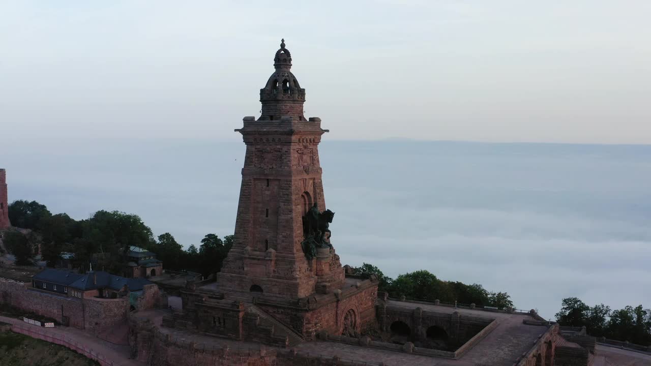 空中平移拍摄的动物和人的雕像在山顶上著名的纪念碑-图林根州，德国视频素材