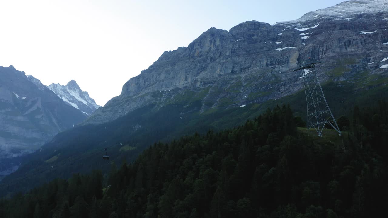 空中风景拍摄的缆车在冬季的绿色景观- Lauterbrunnen，瑞士视频素材