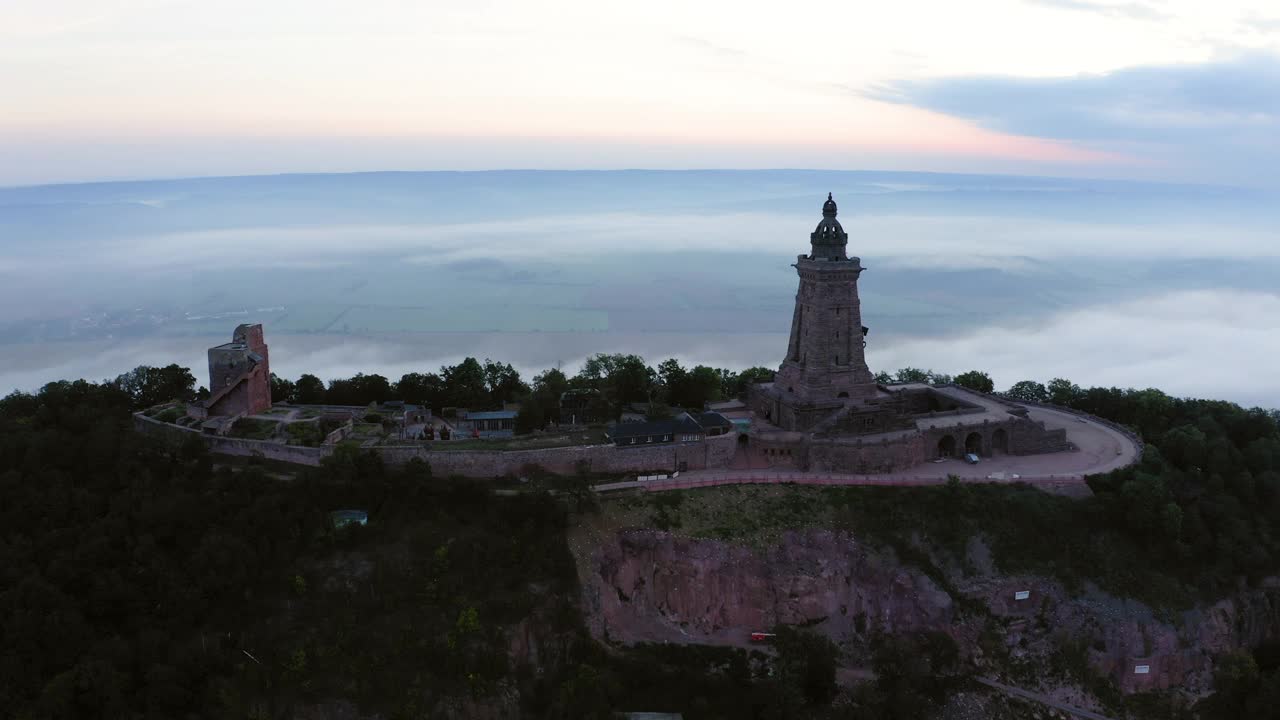 空中平移风景拍摄著名的凯夫豪泽纪念碑的山顶-图林根州，德国视频素材