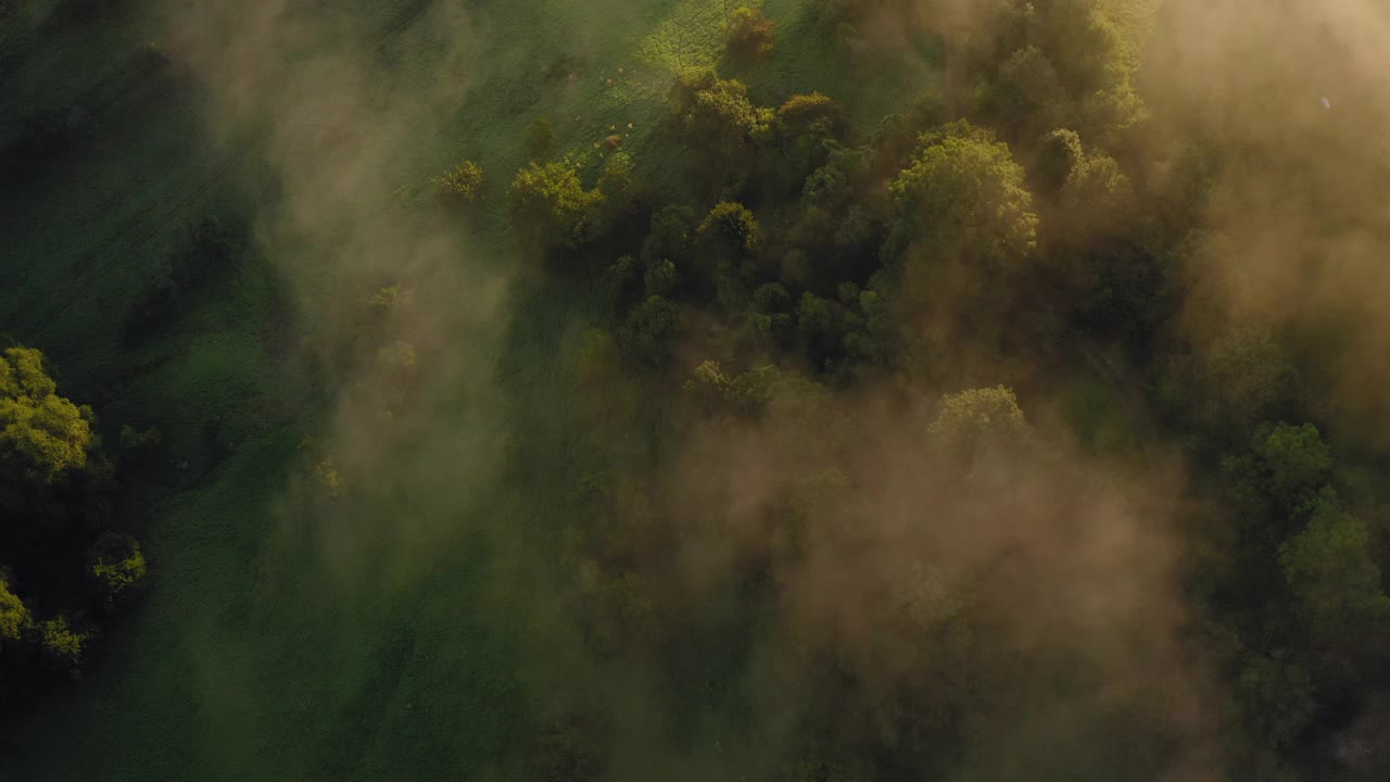 空中向后的绿色山丘上白云的美丽镜头-图林根，德国视频素材