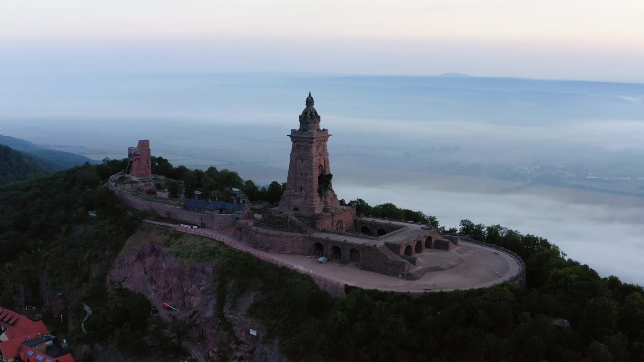 空中拍摄的风景老纪念碑山上-图林根，德国视频素材