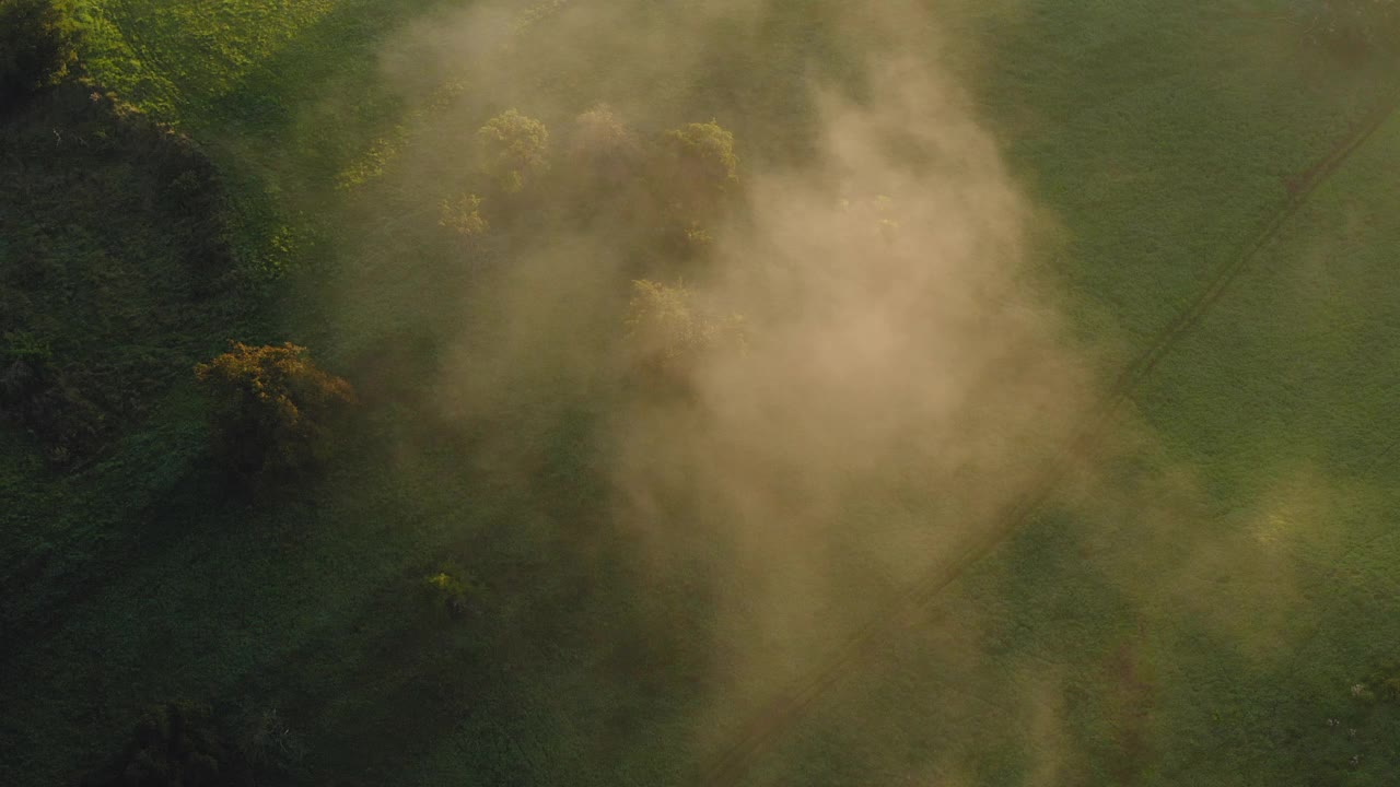 空中顶向前风景拍摄的白云在山上的绿色树木景观-图林根，德国视频素材