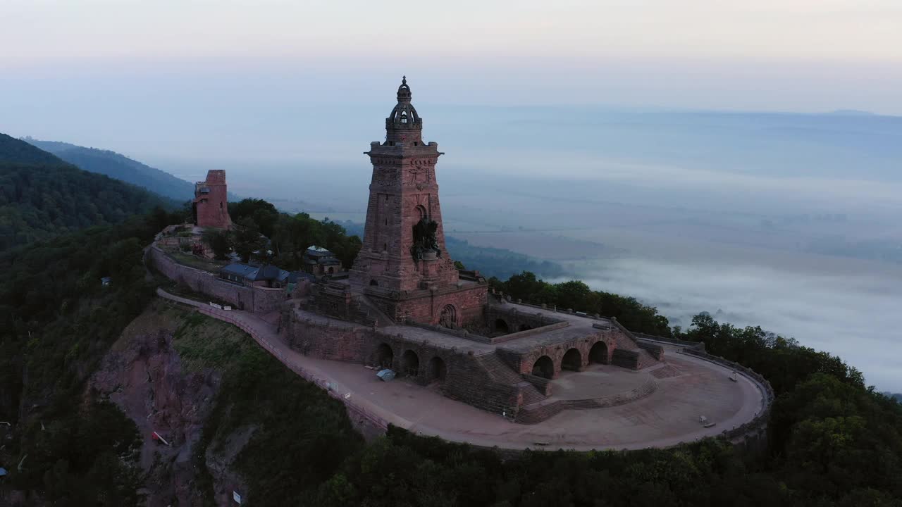 空中拍摄美丽的凯飞豪userdenkmal Mit凯撒Barbarossa，无人机飞越森林-图林根州，德国视频素材