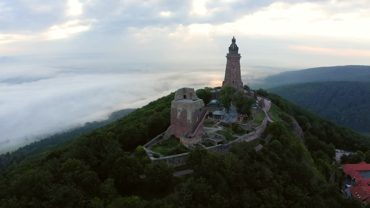 空中拍摄著名的凯夫豪泽纪念碑山顶，无人机飞过森林-图林根州，德国视频素材