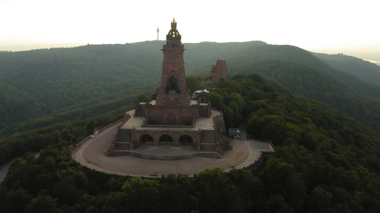 空中平移绿色山顶上中世纪纪念碑的美丽景色-图林根州，德国视频素材