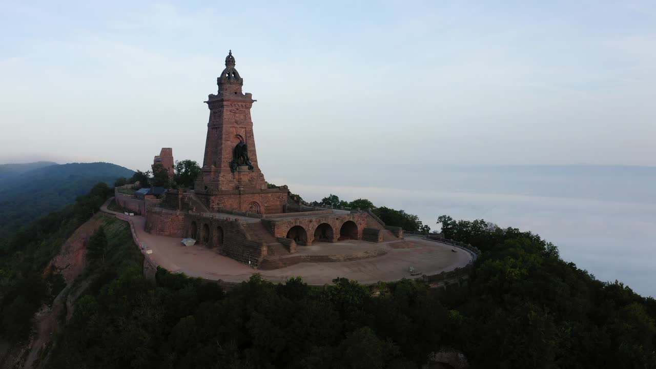 空中向上的中世纪纪念碑的风景拍摄山顶-图林根，德国视频素材