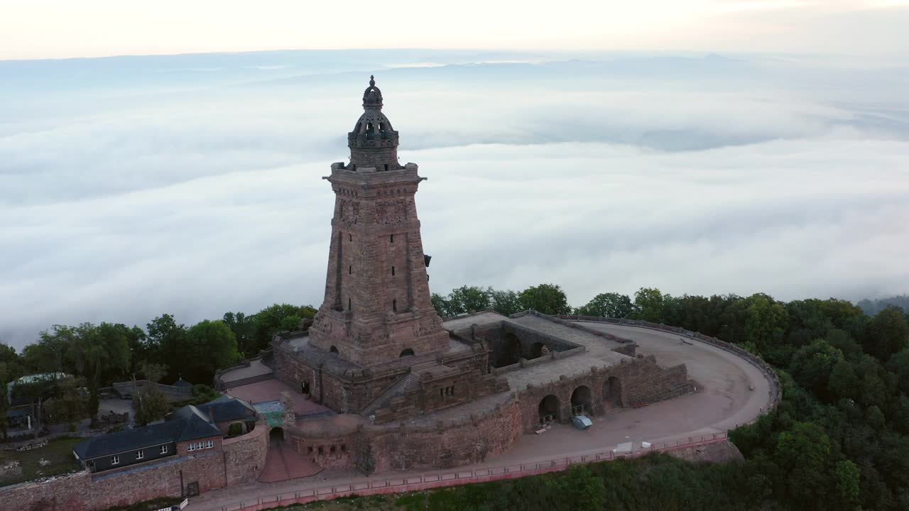 空中拍摄山顶著名纪念碑的风景，无人机飞过树木-图林根州，德国视频素材