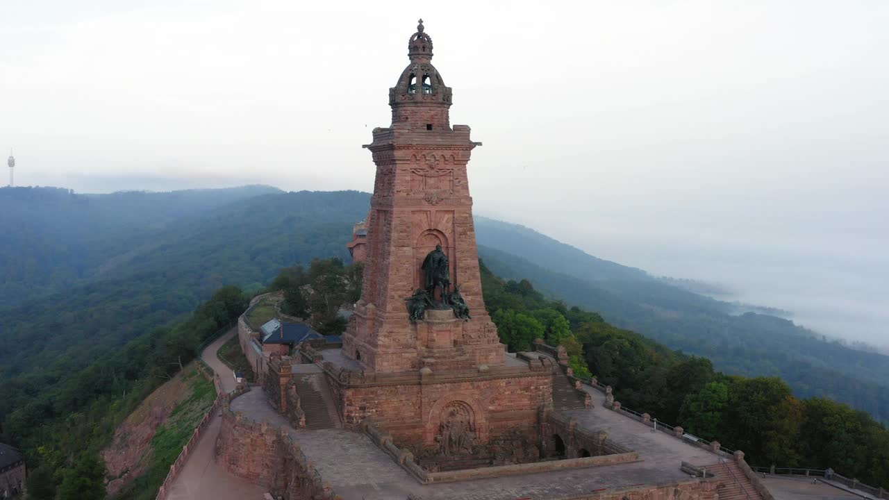 空中平移山顶中世纪纪念碑的美丽镜头，无人机飞过植物-图林根州，德国视频素材