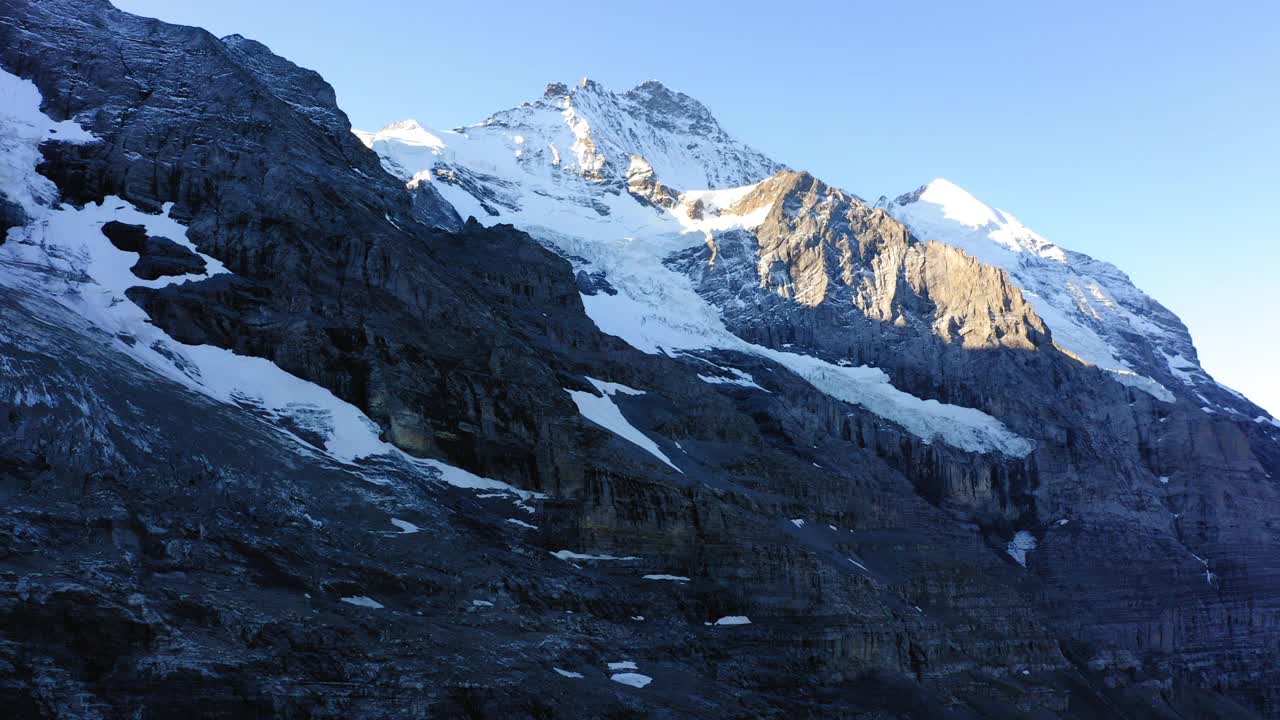 空中风景拍摄的雪山在阳光下晴朗的天空- Lauterbrunnen，瑞士视频素材