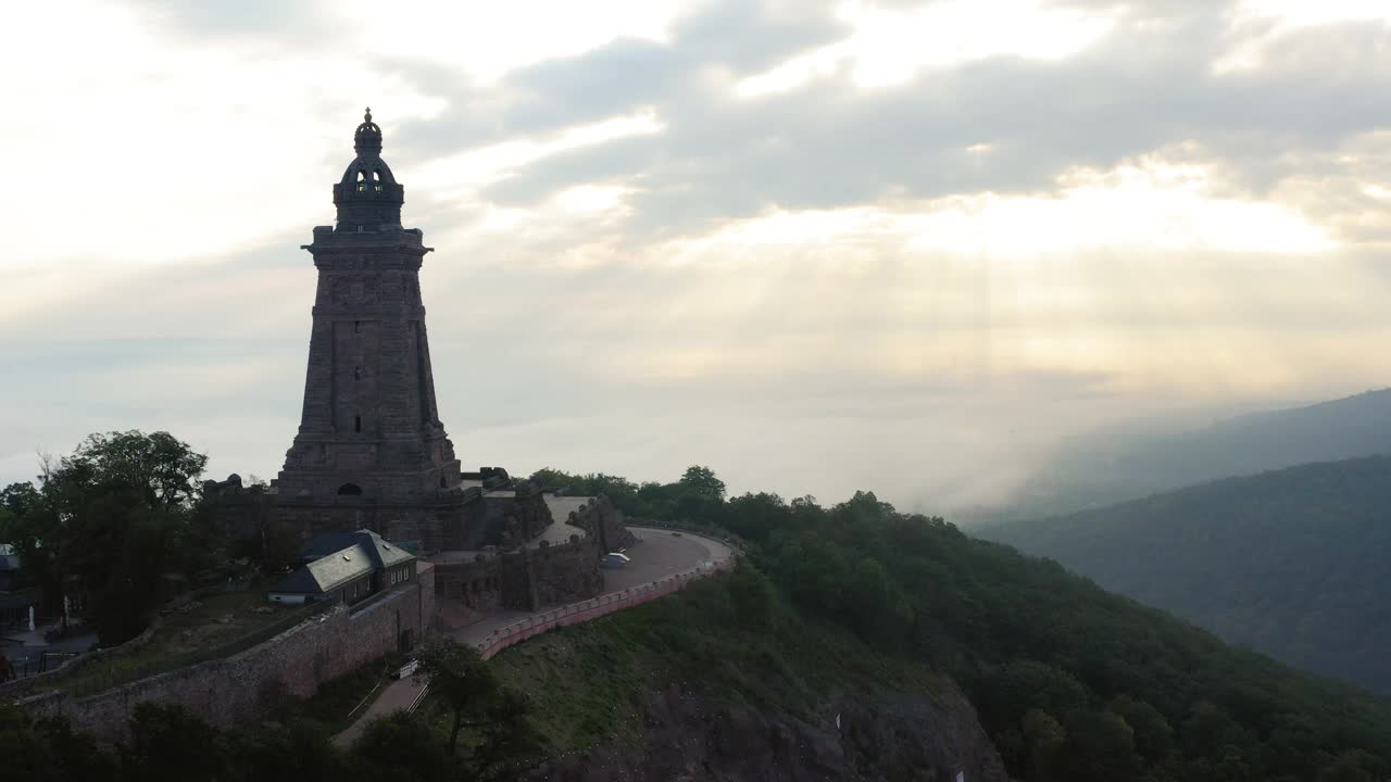 空中前进著名的凯夫豪userdenkmal Mit凯撒巴巴罗萨在山顶-图林根州，德国视频素材