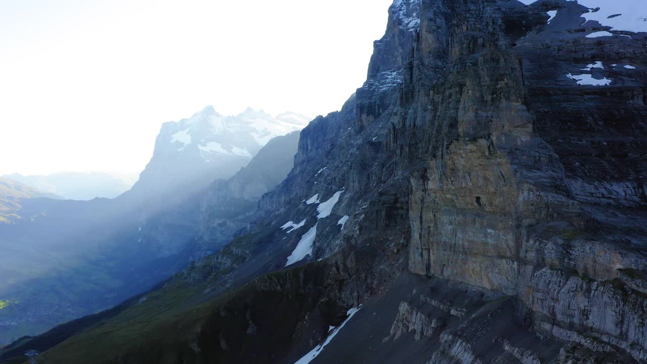 空中前进的美丽镜头雪山岩层对抗晴朗的天空- Lauterbrunnen，瑞士视频素材