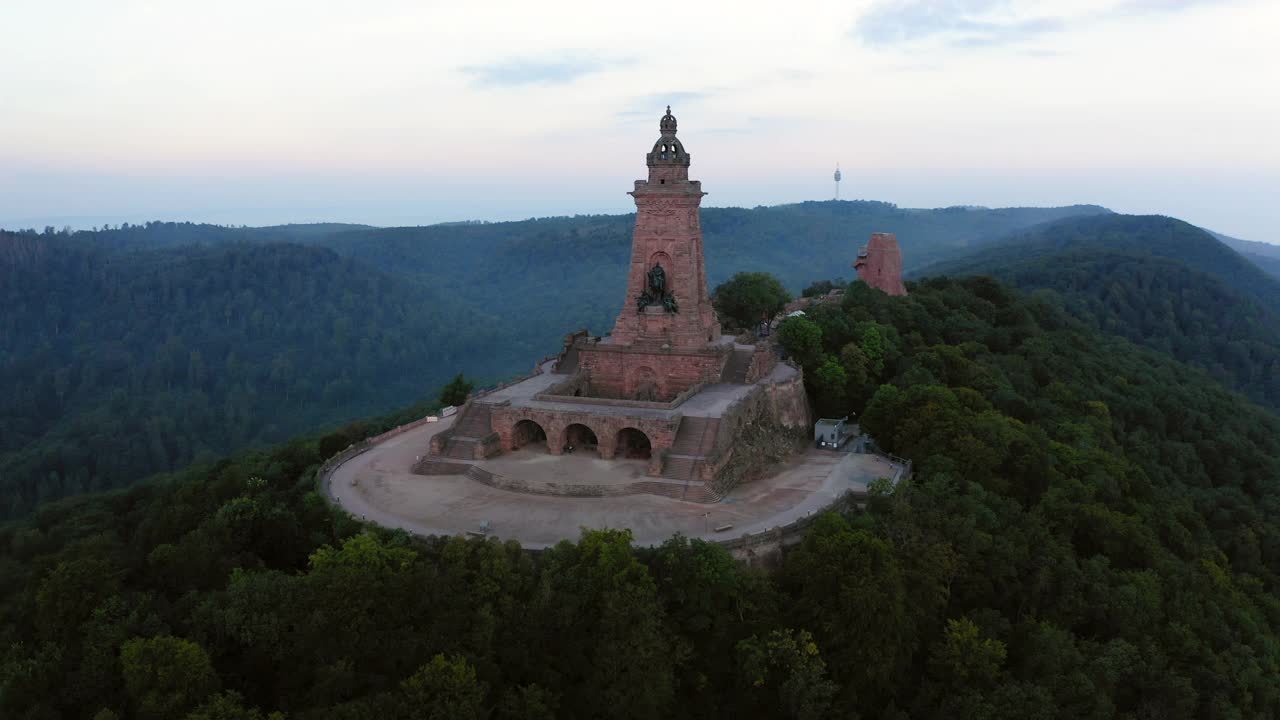 空中拍摄山顶芭芭罗萨纪念碑的美景-图林根州，德国视频素材