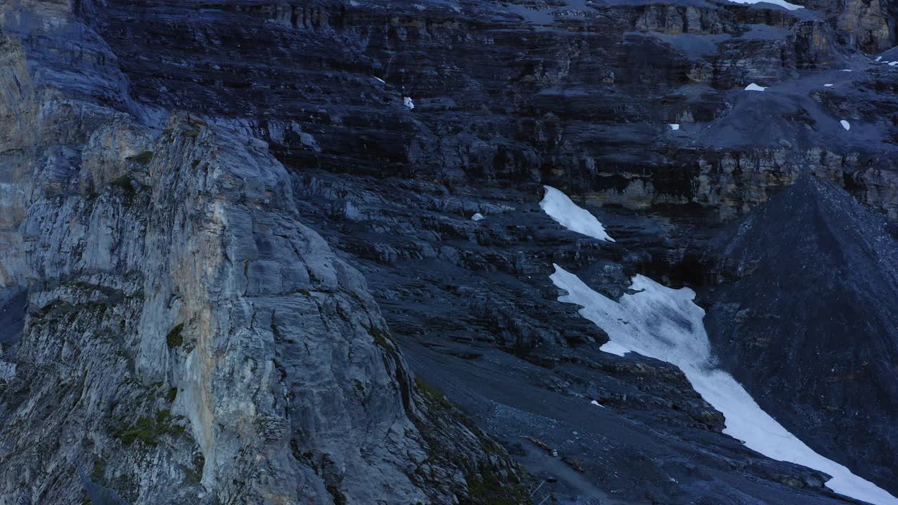 空中拍摄的天然岩层与雪- Lauterbrunnen，瑞士视频素材