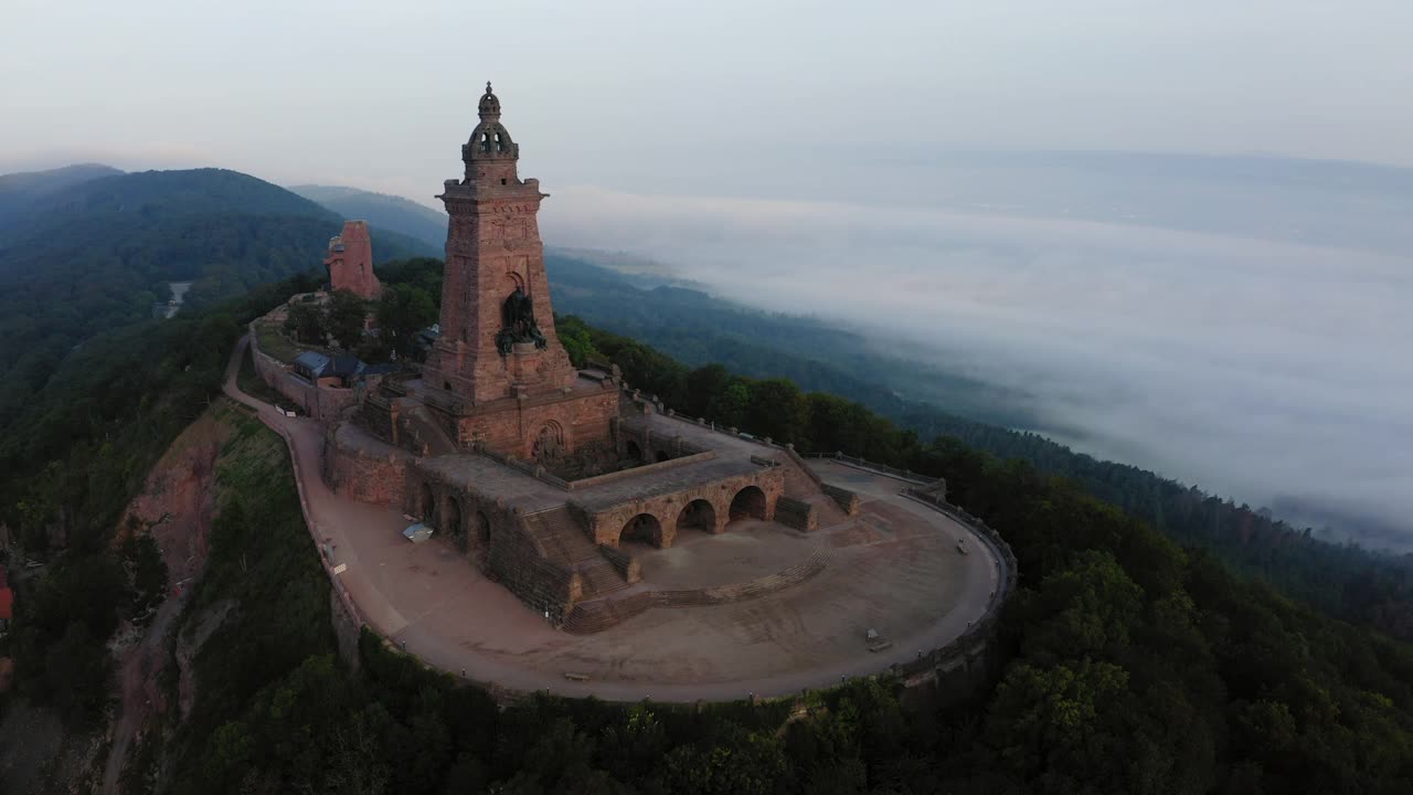 空中向下拍摄的古老的著名建筑在山顶云中-图林根州，德国视频素材