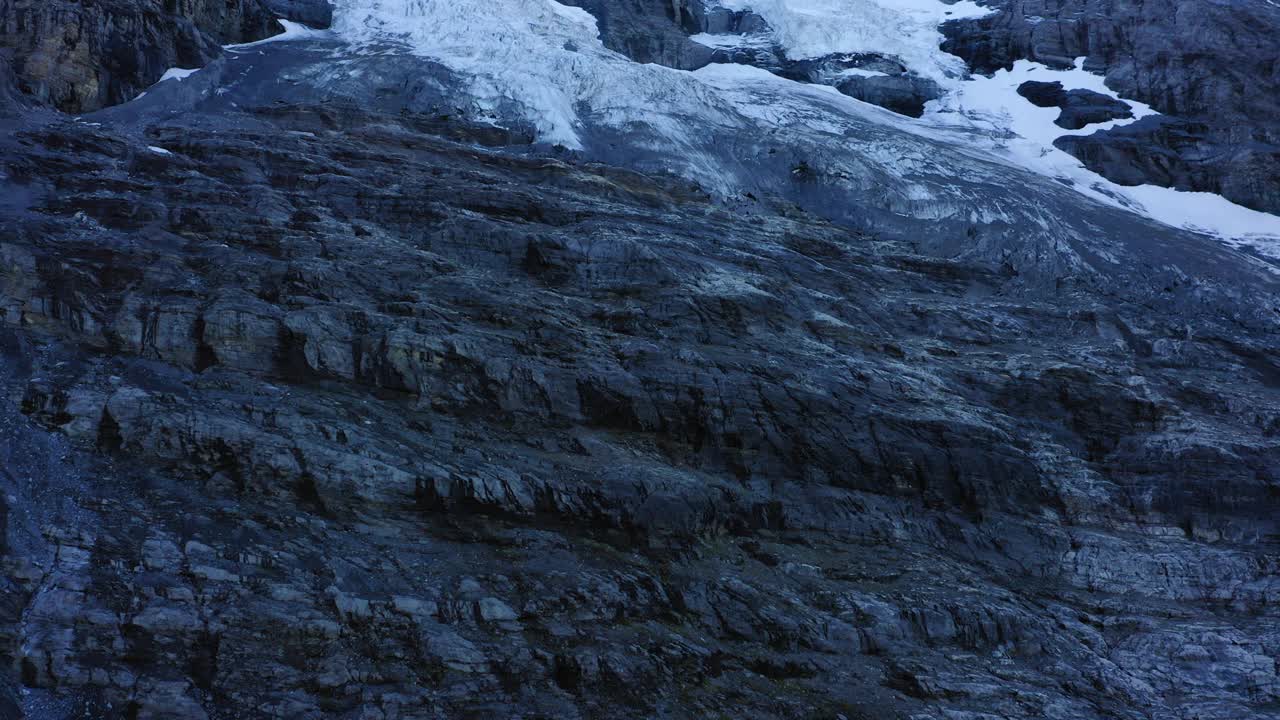 空中拍摄的冬天的雪，无人机在岩石上飞行前进- Lauterbrunnen，瑞士视频素材