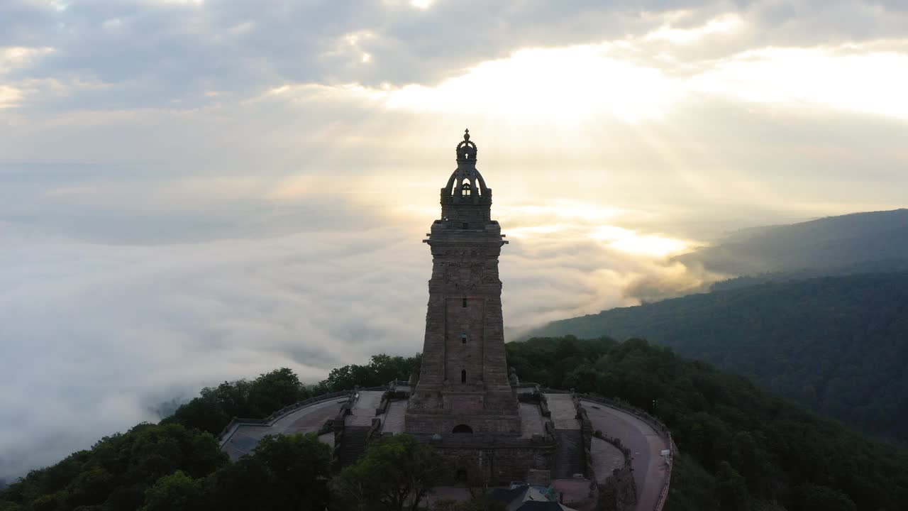 空中拍摄著名的Kyffhauser纪念碑在山顶，无人机飞过森林中的树木-图林根州，德国视频素材