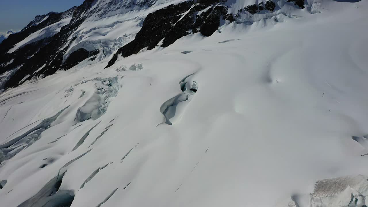 在阳光明媚的日子里，空中前进的雪岩风景拍摄-瑞士劳特布伦嫩视频素材