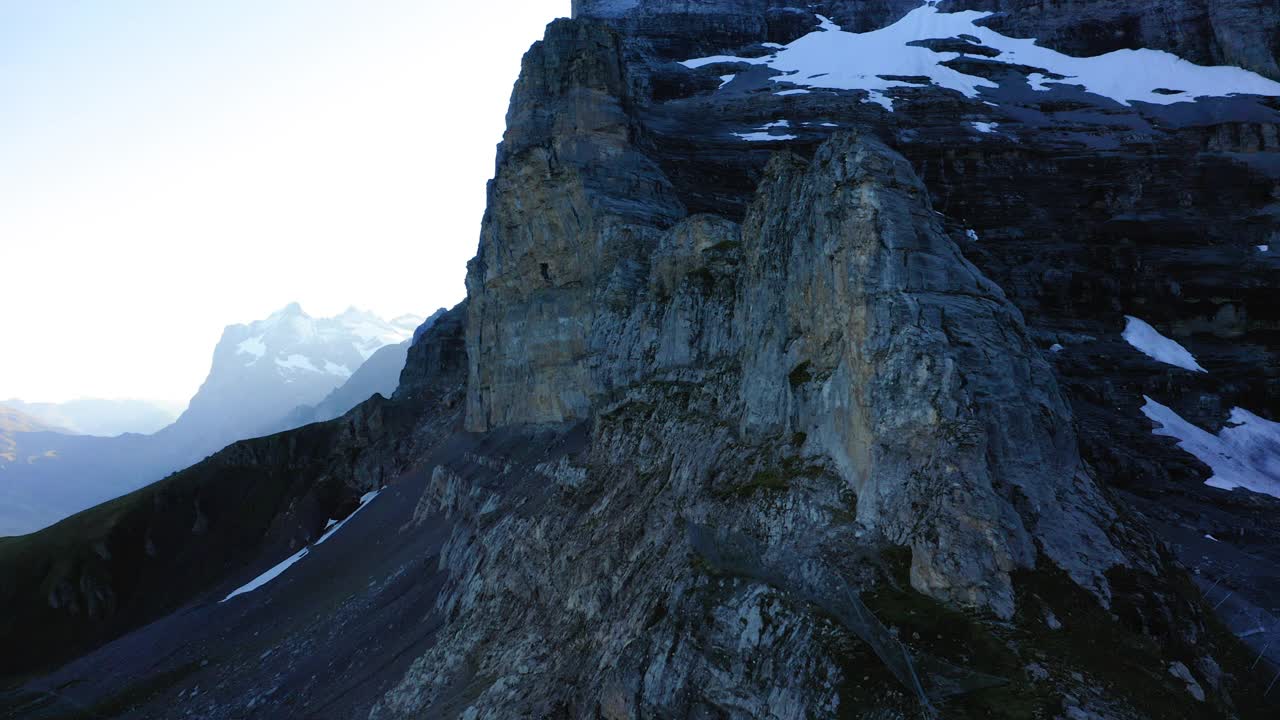 空中前进的美丽镜头，白雪皑皑的岩层对抗晴朗的天空- Lauterbrunnen，瑞士视频素材