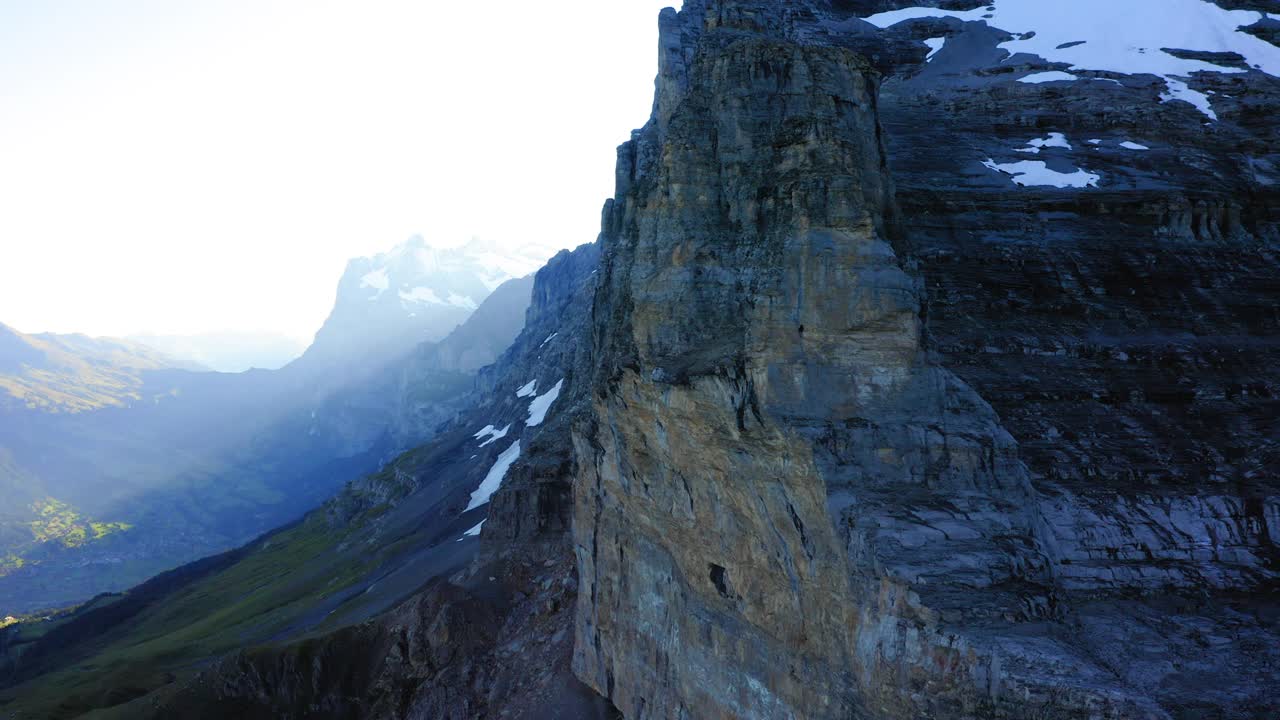 空中摄影风景雪山在晴朗的天空- Lauterbrunnen，瑞士视频素材