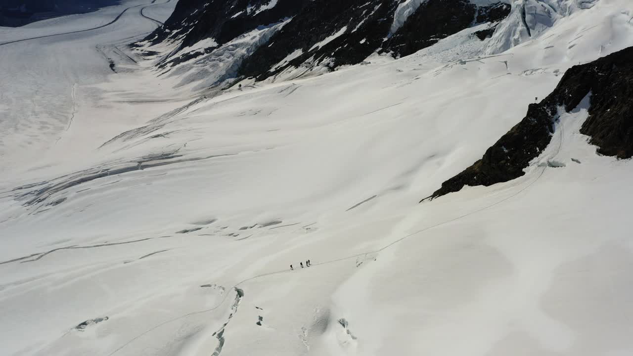 空中拍摄的游客在假期中探索雪- Lauterbrunnen，瑞士视频素材