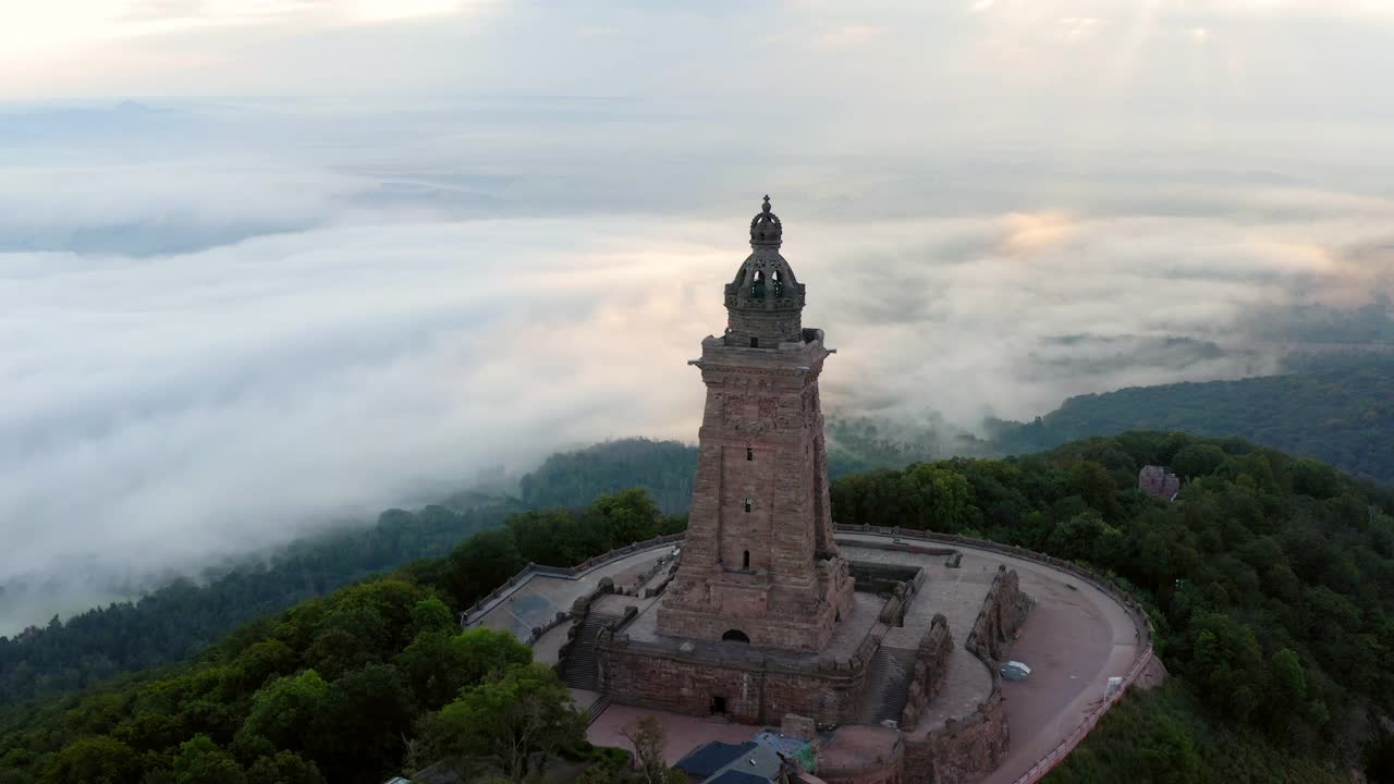 空中平移拍摄中世纪著名的建筑山顶，无人机飞过森林-图林根州，德国视频素材