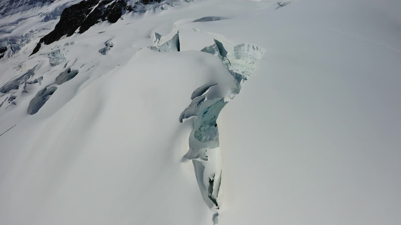 在阳光明媚的日子里，空中降下的雪景-瑞士劳特布伦嫩视频素材