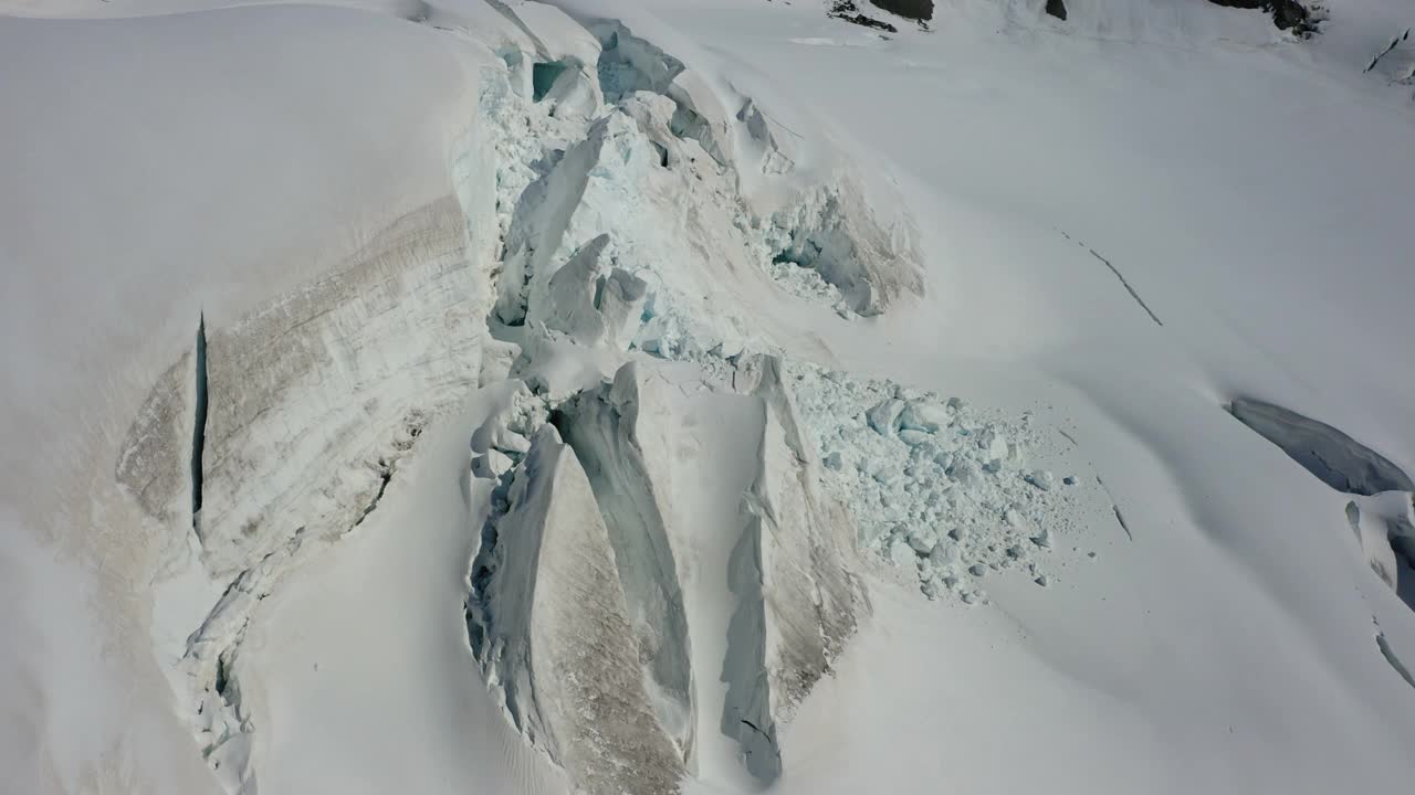 空中拍摄美丽的雪景在阳光明媚的一天- Lauterbrunnen，瑞士视频素材