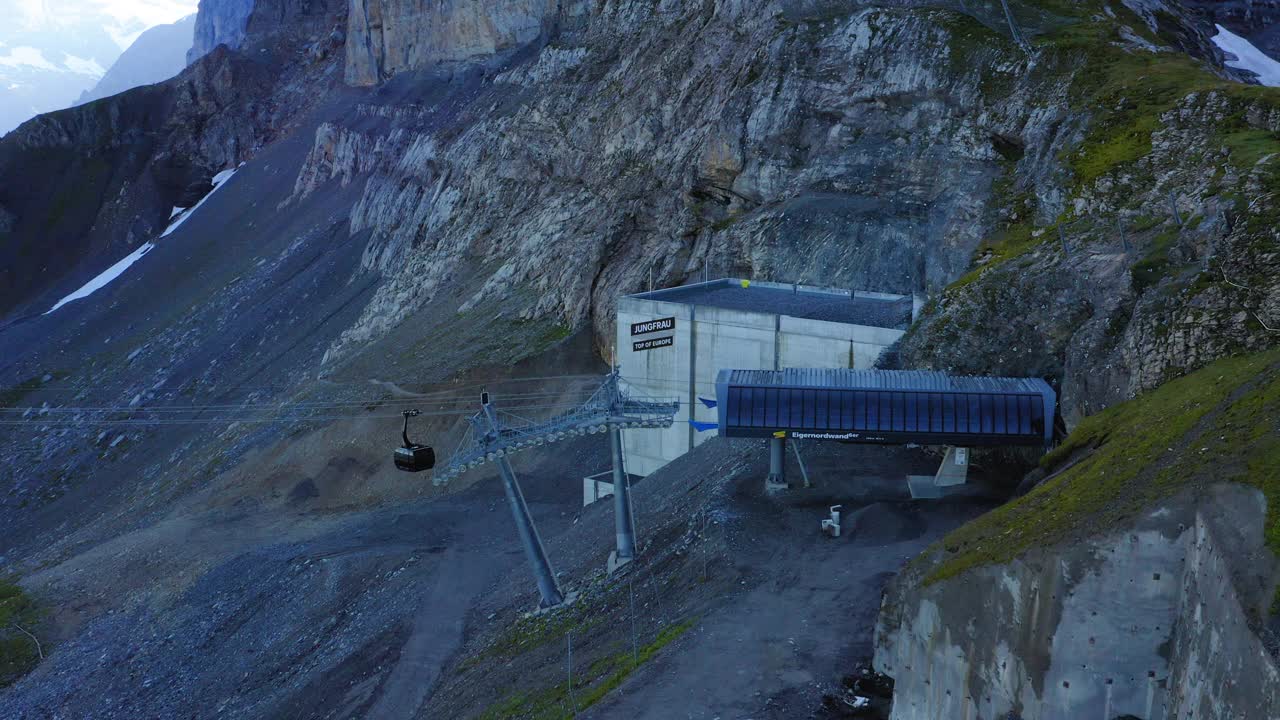 高空拍摄的空中缆车站在寒冷的山区移动- Lauterbrunnen，瑞士视频素材